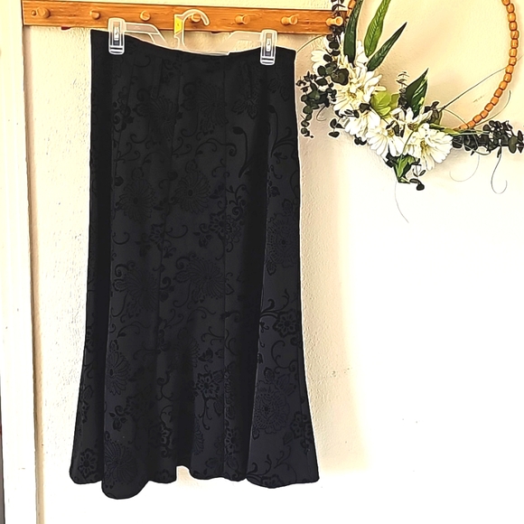 Dresses & Skirts - Women's black flowy maxi skirt